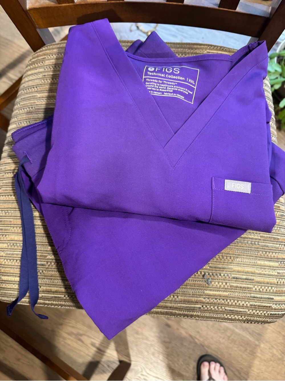 FIGS women V-Neck Scrub Top and jogger- set XXL Purple
